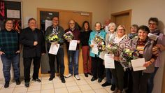 Vorsitzende Carmen-Pia Günther (v.l.) und Jürgen Jäger (Kreischorverband) gratulieren den geehrten Chormitgliedern.  Foto: khe