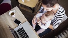 Bequem von Zuhause aus arbeiten - gerade mit kleinen Kinder kein leichtes Unterfangen. Bei vielen verlagert sich deswegen die Arbeitszeit jetzt in die Abendstunden. Foto: Adobe Stocke