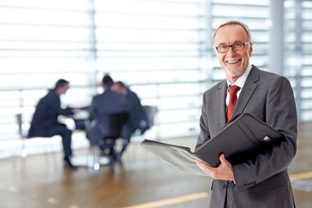 Eine aktuelle Umfrage zeigt: Hauseigentümer verlassen sich nicht nur auf ihr Bauchgefühl, sondern wägen Sachargumente bei der Maklerwahl sorgfältig ab. Foto: djd/www.hausgold.de/shutterstock