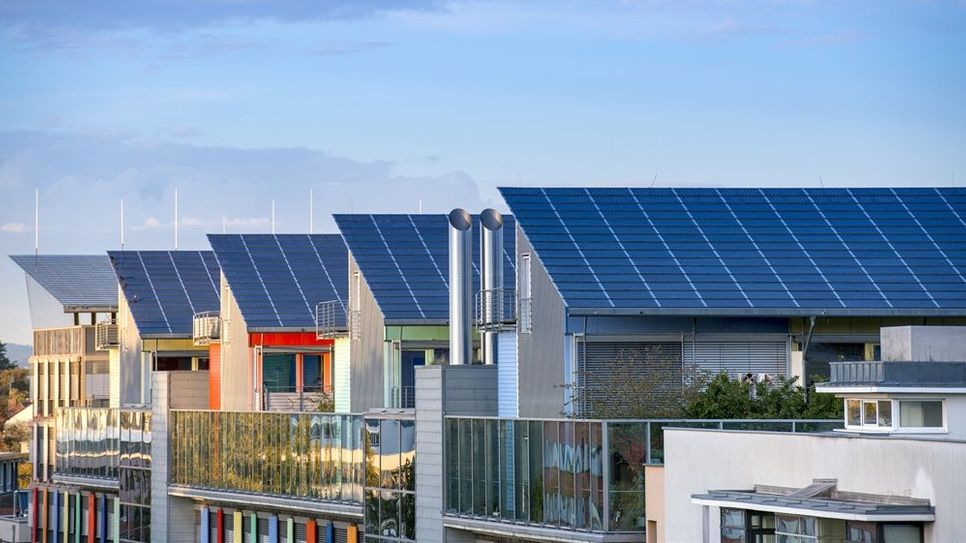 Laut einer Umfrage spricht sich eine klare Mehrheit der Bundesbürger für den Ausbau der Solarenergie aus, der Schwerpunkt sollte künftig auf Solaranlagen auf Dächern liegen.
 Foto: djd/LichtBlick SE/Gyula Gyukli/Fotolia