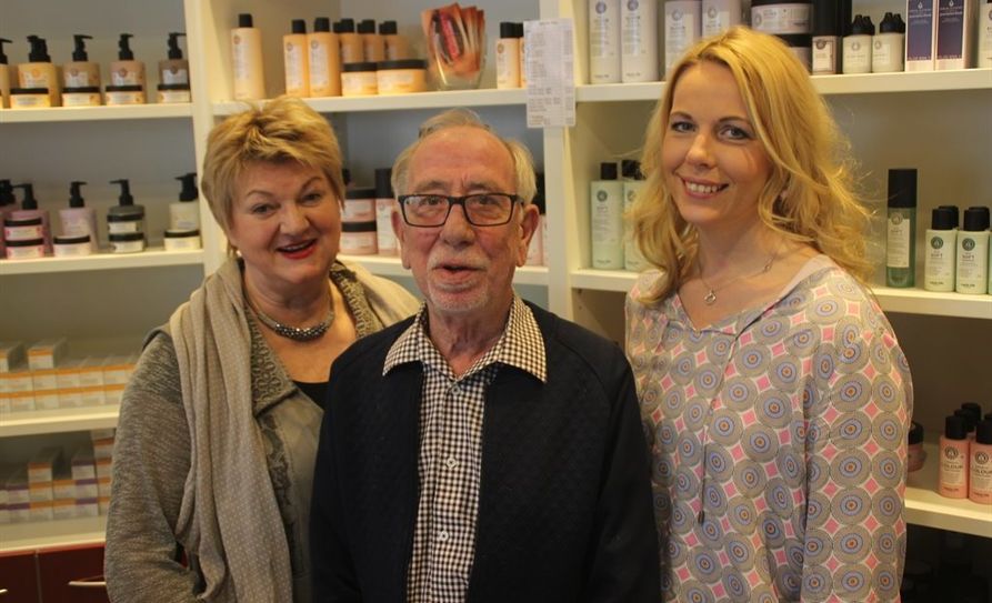 Barbara und Werner Marohn (l.), freuen sich, mit Claudia Peier-Steffens eine versierte Nachfolgerin für ihren traditionsreichen Friseursalon in Bremervörde gefunden zu haben.  Foto: im