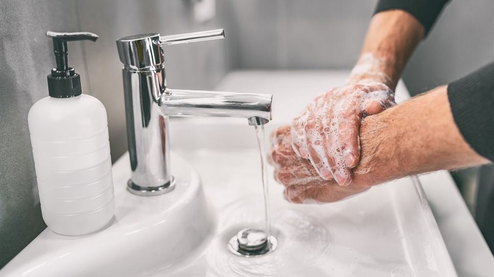 Nach wie vor gilt: Hände waschen, unnötige soziale Kontakte vermeiden, bei begründetem Verdacht den Hausarzt anrufen - auf keinen Fall einfach in die Praxis oder gar ins Krankenhaus marschieren!