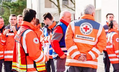 In Germersheim betreute das Deutsche Rote Kreuz 159 China-Rückkehrer nach dem Ausbruch des Coronavirus. Nun richtet die Organisation einen Nothilfefonds ein und bittet um Spenden. Foto: Philipp Köhler/DRK