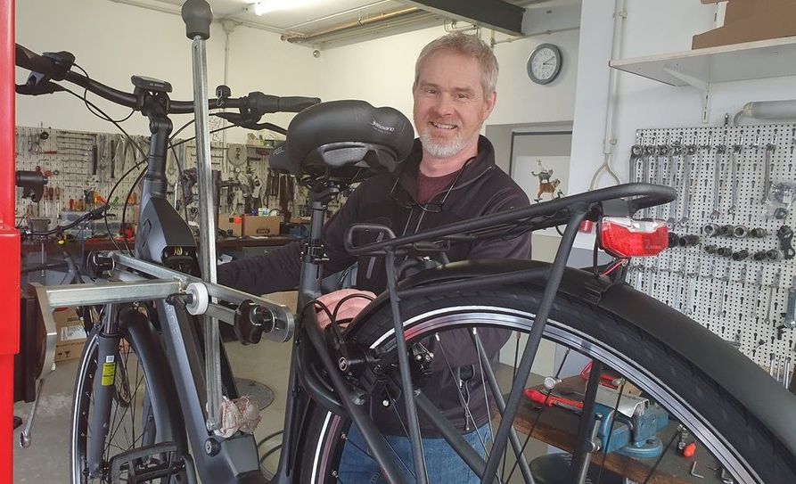 Er repariert weiter, sodass die Menschen auch mit dem Fahrrad weiterhin mobil bleiben können, hält aber Abstand: der Zweiradexperte Delef Torner. Foto:eb