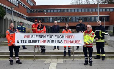 Oben v.l.: Frank Tiedemann (THW), Lutz Früchtenich (DLRG), Landrat Herrmann Luttmann, Torsten Oestmann (Polizei); unten v.l.: Andreas Rothgeber (DRK), Anika Schulz (DRK), Inken Dettmer (Rettungsdienst), Karl-Heinz Seiler (ASB), Peter Dettmer (Kreisfeuerwehr). Foto: eb