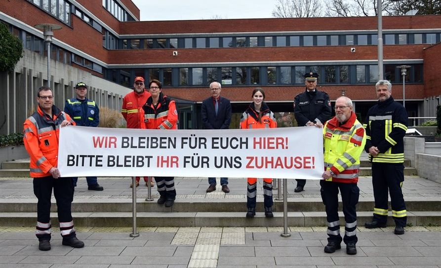 Oben v.l.: Frank Tiedemann (THW), Lutz Früchtenich (DLRG), Landrat Herrmann Luttmann, Torsten Oestmann (Polizei); unten v.l.: Andreas Rothgeber (DRK), Anika Schulz (DRK), Inken Dettmer (Rettungsdienst), Karl-Heinz Seiler (ASB), Peter Dettmer (Kreisfeuerwehr).  Foto: eb