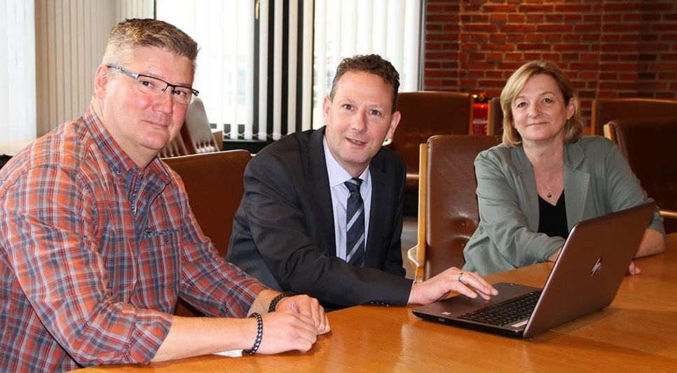 IT-Abteilungsleiter Frank Beier, Fachbereichsleiter Jürgen Weinert und die Personalratsvorsitzende Petra Sogretzki präsentierten im Rathaus die neue Internetseite www.karriere.lilienthal.de.  Foto: mr
