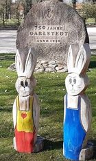 Immun gegen Tröpfcheninfektion, halten diese Holzhasen am Ortseingang in Garlstedt aufmunternd die Stellung. Foto: eb