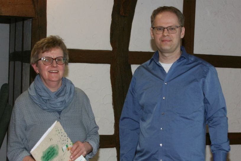 Die Vorsitzende des Landfrauenvereins Börde Lamstedt, Karin Fuhrberg, bedankte sich bei Dr. Henry Kaiser, für einen interessanten Vortrag.    Foto: sla