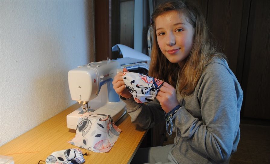 Die elfjährige Tabea nutzt die schulfreie Zeit, um an ihrer Nähmaschine ihren Beitrag zur Corona-Krise zu leisten. Foto: dcl