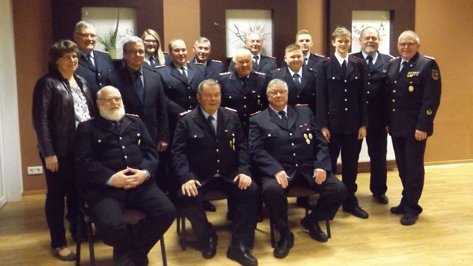 Ortsbrandmeister Harald Tiedemann (2.v.l.)  mit den geehrten, beförderten  und gewählten Mitgliedern sowie den Ehrengästen.  Foto: sla