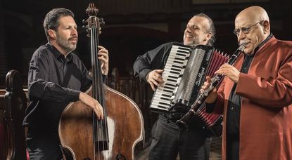 Das ursprünglich geplante Konzert mit Giora Feidman im Hamme Forum fällt wegen des Coronavirus aus. Am 10. September kommt der argentinische Klarinettist stattdessen mit seinem Trio nach Ritterhude. Foto: Stephan Haeger