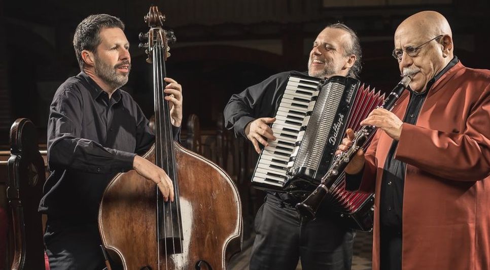 Das ursprünglich geplante Konzert mit Giora Feidman im Hamme Forum fällt wegen des Coronavirus aus. Am 10. September kommt der argentinische Klarinettist stattdessen mit seinem Trio nach Ritterhude.  Foto: Stephan Haeger