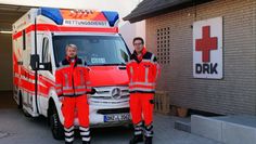Die Rettungswache des DRK in Schwanewede wurde erweitert: Notfallsanitäter Pascal Neika und Daniel Gräser vor der neuen Fahrzeughalle. Foto: eb