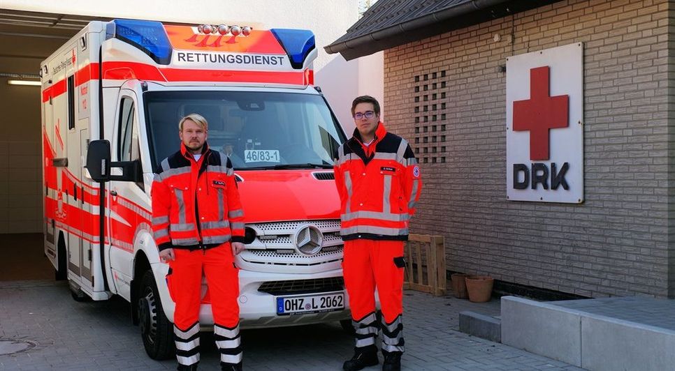 Die Rettungswache des DRK in Schwanewede wurde erweitert: Notfallsanitäter Pascal Neika und Daniel Gräser vor der neuen Fahrzeughalle. Foto: eb