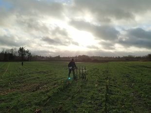 Geophysikalische Messungen wurden auf den Flächen des ehemaligen Kriegsgefangenenlagers durchgeführt. Foto: eb