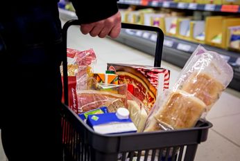 Damit der Einkaufskorb nicht leer bleibt: Beschäftigte in der Ernährungsindustrie und im Lebensmittelhandwerk arbeiten aktuell auf Hochtouren. Darauf weist die Gewerkschaft NGG hin. Foto: NGG