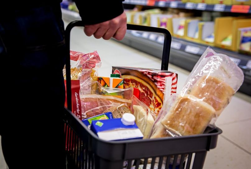 Damit der Einkaufskorb nicht leer bleibt: Beschäftigte in der Ernährungsindustrie und im Lebensmittelhandwerk arbeiten aktuell auf Hochtouren. Darauf weist die Gewerkschaft NGG hin. Foto: NGG