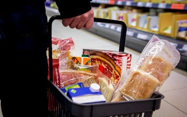 Damit der Einkaufskorb nicht leer bleibt: Beschäftigte in der Ernährungsindustrie und im Lebensmittelhandwerk arbeiten aktuell auf Hochtouren. Darauf weist die Gewerkschaft NGG hin. Foto: NGG