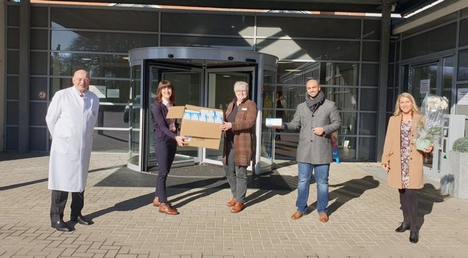 Prof. Dr. Braun (ärztlicher Direktor) Frau Gerkyte (Leitung Dienstleistungsbereiche) und Frau Baden (Pflegedienstleitung) bei der Überreichung der Atemschutzmasken durch die Out of the blue KG (Herr Yazdian, Geschäftsführer und Frau Jambroszyk.  Foto: eb
