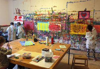 Im Kunstatelier vom SOS-Kinderdorf wird in dieser schwierigen Zeit viel mit den Kindern gemalt.
Foto: eb