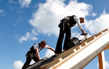 Zwei Meter Abstand, auch auf dem Dach. Die Handwerker von Wabe Haus leisten weiterhin verlässlich ihre Arbeit. Foto: eb