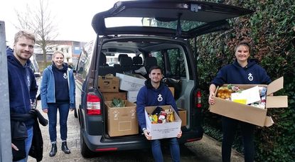 Mithilfe von Kleinbussen der evangelischen Jugend finden die Lebensmittel der mobilisierten Tafek ihren Weg zu den Menschen nach Hause. Foto: A. Meurer-Schaffenberg
