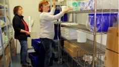 Die Vorbereitungen für das Behelfskrankenhaus des Roten Kreuzes in Ritterhude laufen. Christiane Stickelmann und Petra Ude beim Einräumen des Lagers.  Foto: eb