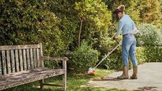 Frisch gepflegt ins neue Gartenjahr starten: Nach dem Winter ist auf der Terrasse und rund um die Beete viel zu tun. Foto: djd/STIHL