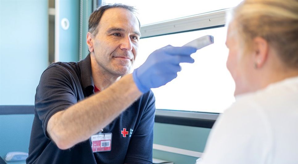 Blutspenden sind auch in der Corona-Krise erlaubt; wer Krankheitssymptome hat, muss aber natürlich zuhause bleiben. Der Blutspendedienst des Roten Kreuzes hat die Hygiene- und Sicherheitsstandards nocht weiter erhöht - Körpertemperatur messen gehört natürlich dazu. Foto: eb