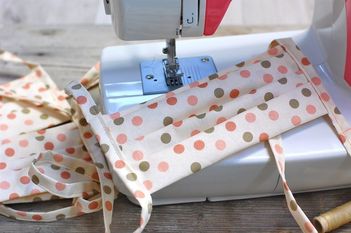 Auf der Homepage des Lions Clubs finden sich Schnittmuster für Mundschutzmasken. Foto: adobestock/luciepeclova