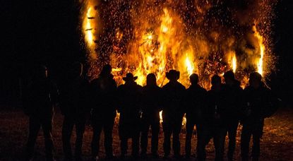 Am Osterwochenende dürfen in diesem Jahr wegen der Corona-Krise keine Osterfeuer stattfinden. Die Gemeinden können - wenn die Kontaktverbote wieder aufgehoben sind - neue Termine festlegen. Foto: Adobe Stock