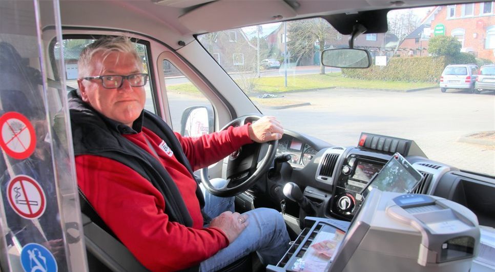 Rolf Weiler am Steuer des Gnarrenburger Bürgerbusses „Dörphopper“. 
 Foto: BürgerBus Gnarrenburg e. V., Wolf Pfannmoeller