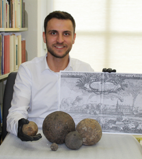 Kanonen spielten bei der Belagerung des Schlosses eine wichtige Rolle - das zeigt zum Beispiel ein Kupferstich aus dem Jahre 1657. Andreas Schley untersucht für das Bachmann-Museum Kanonenkugeln, die in Bremervörde gefunden wurden und freut sich auf weitere Hinweise aus der Bevölkerung. Foto: eb