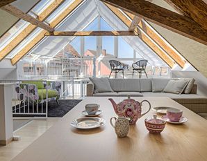 Ungenutzte Dachgeschosse lassen sich häufig in wertvollen und attraktiven Wohnraum verwandeln. Gefragt ist dafür eine durchdachte Planung durch erfahrene Fachhandwerker*innen. Foto: djd/Gesamtverband Deutscher Holzhandel/Himmelswiese - stock.adobe.com