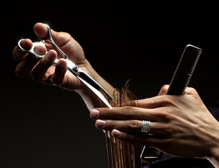 Nur nasse und gewaschene Haare dürfen geschnitten werden, weil auch Haare mit dem Covid-19-Erreger kontaminiert sein könnten. Foto: adobestock/Ostap Senyuk