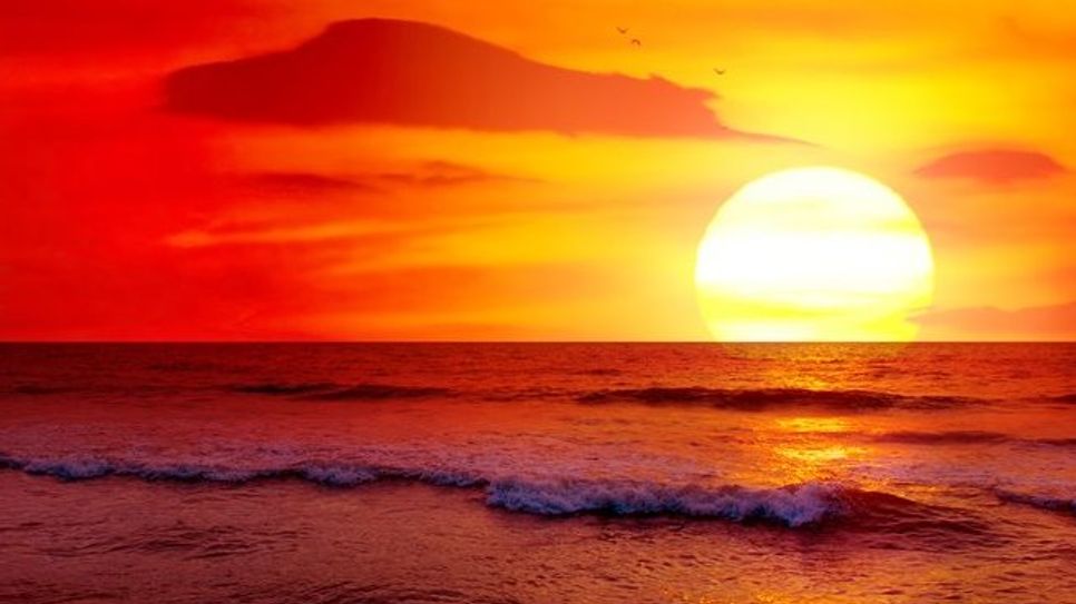 Immer noch eines der beliebtesten Urlaubsmotive: Die am Horizont scheinbar im Meer untergehenden Sonne.   Foto: adobestock