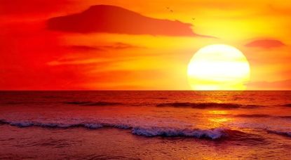 Immer noch eines der beliebtesten Urlaubsmotive: Die am Horizont scheinbar im Meer untergehenden Sonne. Foto: adobestock