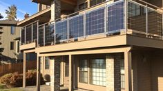 Ob Neubau oder Modernisierung: Mit der Solarbrüstung erhalten Balkone eine moderne und elegante Optik. Foto: djd/www.solarcarporte.de