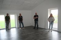 Im Bewegungsraum v.l.n.r.: Clemens Kullik (erster Vorsitzender), Janet Kück (stellvertretende Turn- und Jugendwartin), Guido Specht (Fußball-Obmann) und Anja Teetz (Turnwartin). Foto: tg