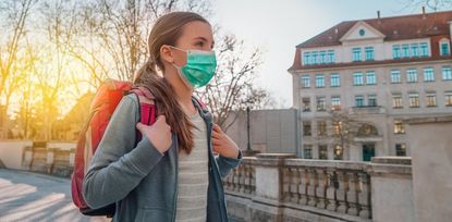 Maskenpflicht im Unterricht? Darüber wird im Zuge der Wiedereröffnung der Schulen noch diskutiert. Schüler*innen, die mit öffentlichen Verkehrsmitteln zur Schule kommen, brauchen definitiv eine Maske. Foto: AdobeStock