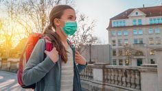 Maskenpflicht im Unterricht? Darüber wird im Zuge der Wiedereröffnung der Schulen noch diskutiert. Schüler*innen, die mit öffentlichen Verkehrsmitteln zur Schule kommen, brauchen definitiv eine Maske.  Foto: AdobeStock