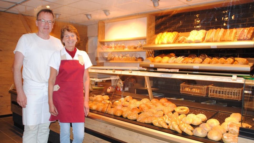 Cord und Monika Blanck bieten eine große Auswahl an Broten, Brötchen und Kuchen für ihre Kund*innen. Foto: uml