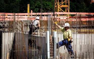 Alle Hände voll zu tun: Trotz Corona verzeichnet die Baubranche volle Auftragsbücher und solide Umsätze. Jetzt profitieren auch die Handwerker. Im April ist der Mindestlohn für Maurer & Co. gestiegen. Foto: eb