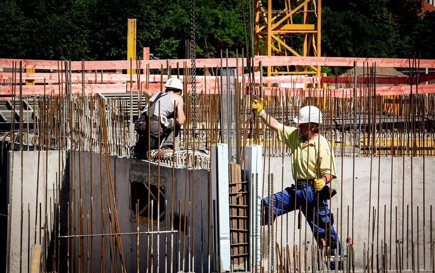 Alle Hände voll zu tun: Trotz Corona verzeichnet die Baubranche volle Auftragsbücher und solide Umsätze. Jetzt profitieren auch die Handwerker. Im April ist der Mindestlohn für Maurer &amp; Co. gestiegen.  Foto: eb