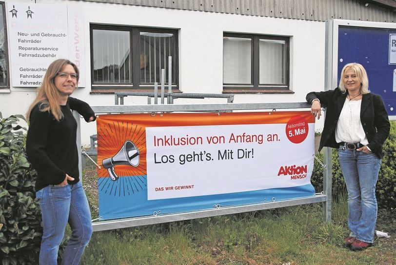 Auch die BBG Mitarbeiterin Elea Himmert (links) und Sabine Schumacher engagieren sich in Sachen UN-Behindertenrechtskonvention innerhalb der BBG Projekte und darüber hinaus.  Foto: eb