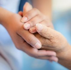 Aktuell kommt Pflegenden durch die Corona-Krise eine neue, ungeahnte gesellschaftliche Aufmerksamkeit zu. Der Tag der Pflege hingegen ist nicht neu: Er findet jedes Jahr am 12. Mai statt. Foto: adobestock/ake1150