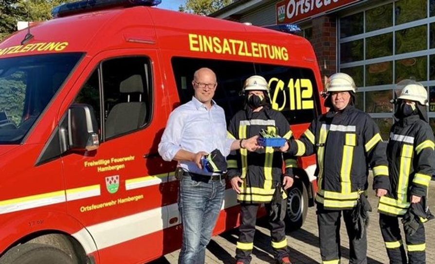 40 Gesichtsmasken im Feuerwehr-Design übergab der Förderverein der Ortsfeuerwehr Hambergen an die Einsatzabteilung. Übungs- und Einsatzdienst müssen auch in der Corona-Krise weiter geleistet werden. Die Masken sollen dabei helfen, das Infektionsrisiko für die aktiven Kamerad*innen zu verringern. Foto: eb