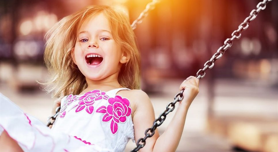 Gefühlt Jahre her: der Besuch des Spielplatzes. Seit dem 6. Mai dürfen Kinder wieder Spielplätze besuchen  - unter Aufsicht und mit Abstand.  Foto: adobestock/BillionPhotos.com