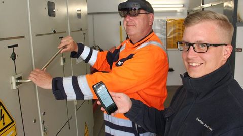 Jonny Siedenburg (links) und Marcel Klingenberg im Einsatz mit der neuen Datenbrille.  Foto: eb